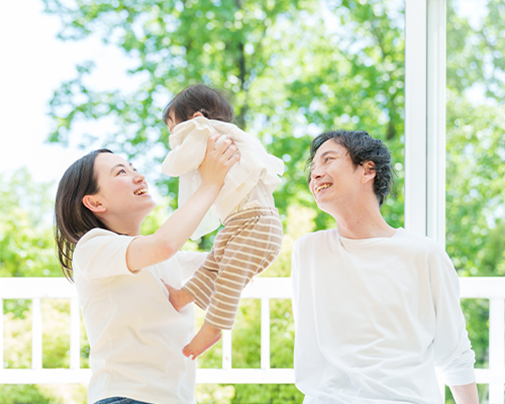 大德の施工した建物で幸せそうに生活する家族