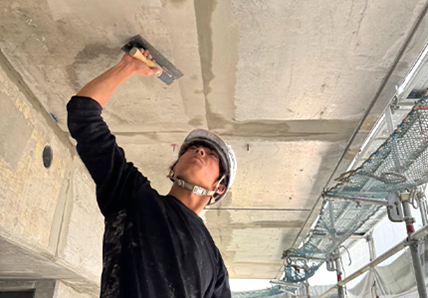 洗練された高い技術で施工する左官職人